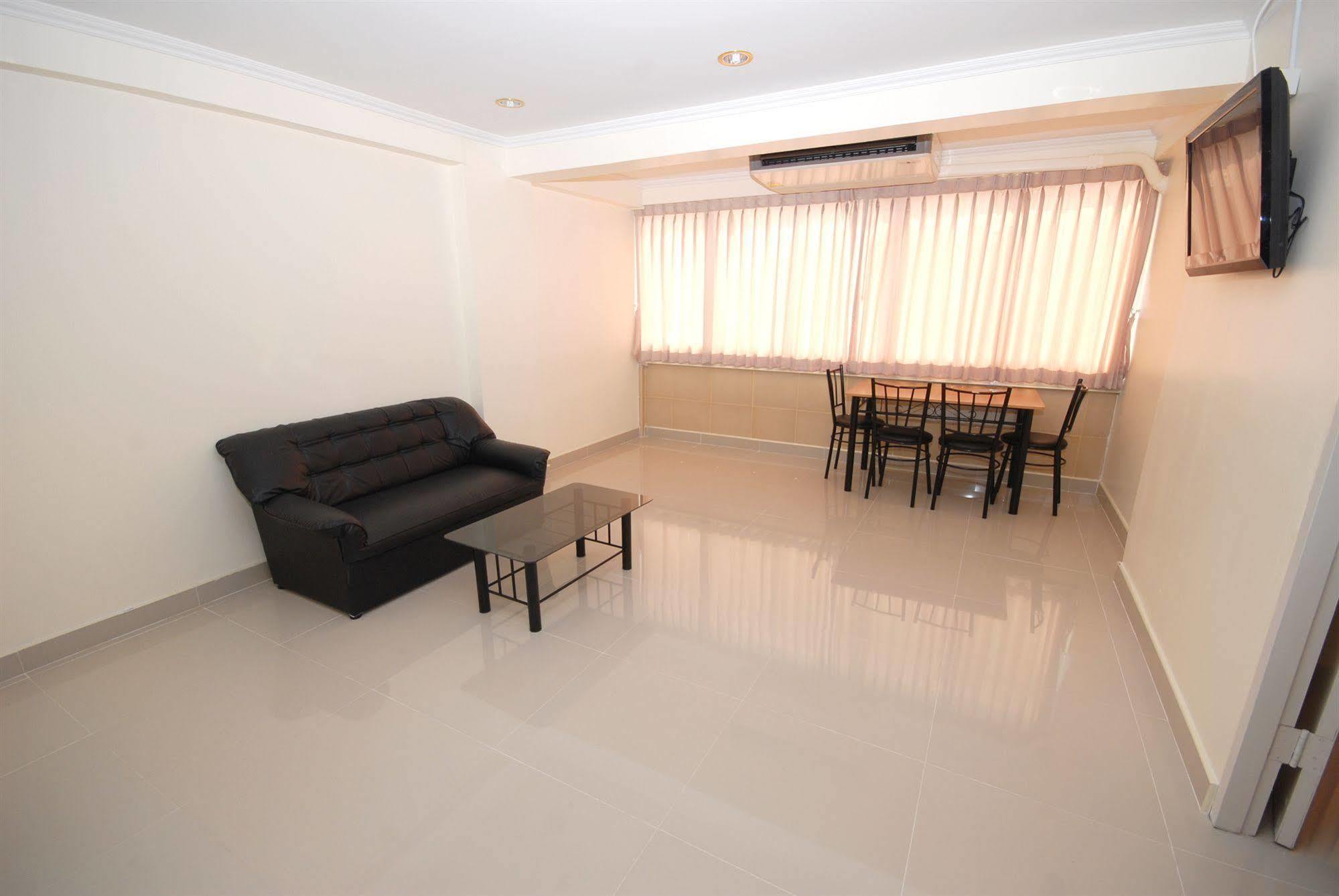 Cozy Loft Hostel Pattaya Bagian luar foto